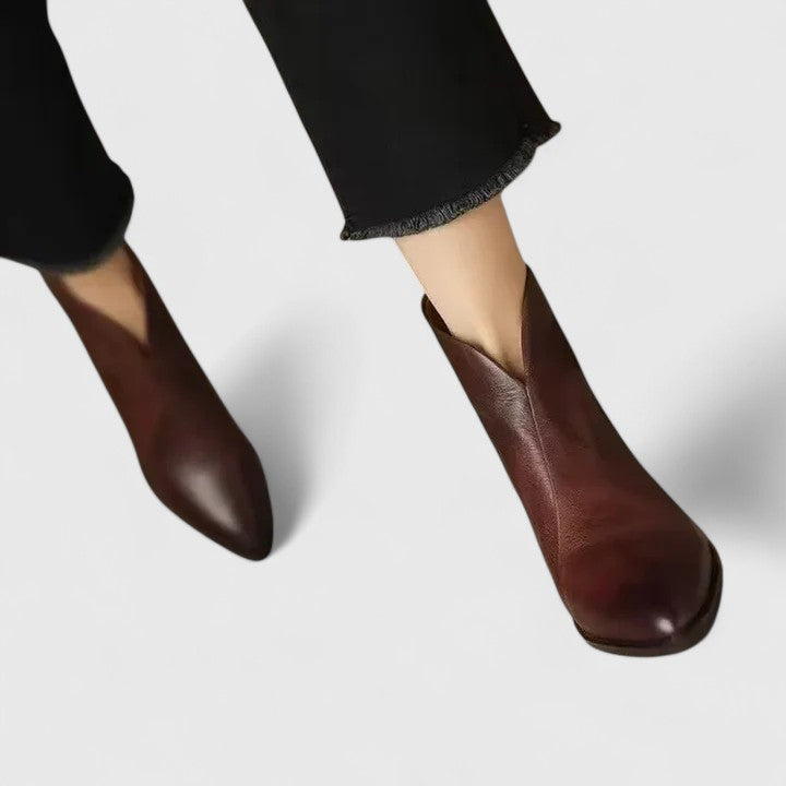 Women's Elegant Boots with Timeless Silhouette for Work