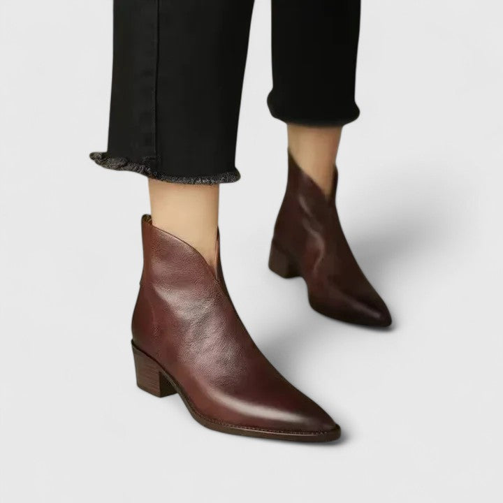 Women's Elegant Boots with Timeless Silhouette for Work